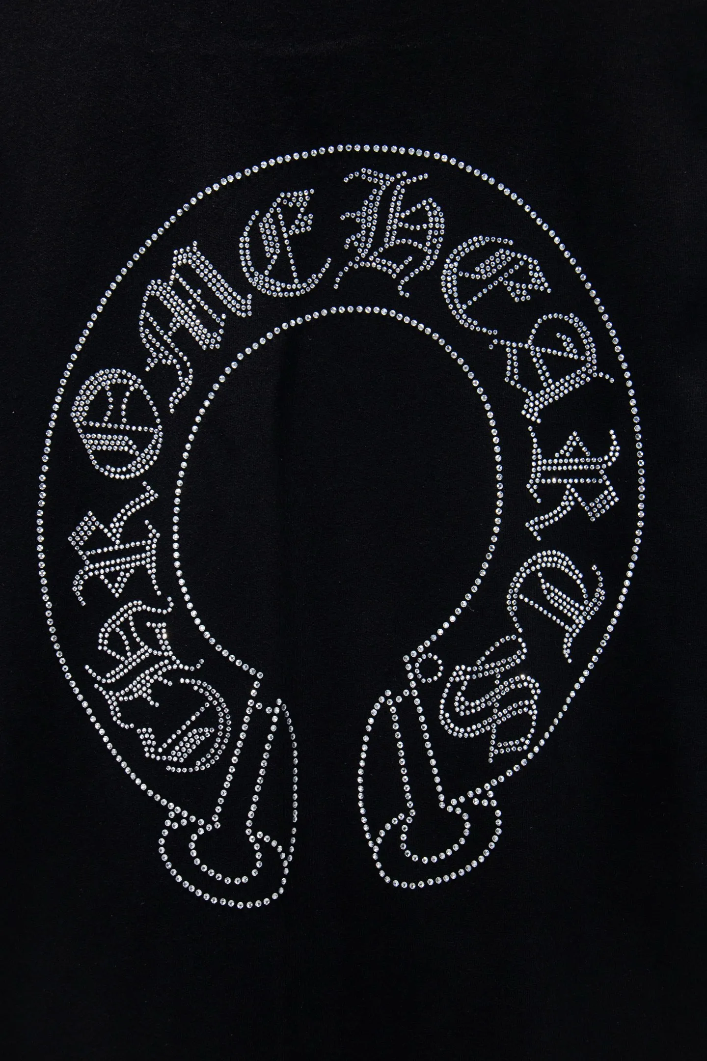 P230 🆕Chrome Hearts os version is really charming and Chrome Hearts is really a must-have. Each season's new version is made to the extreme. It is very practical and can be worn casually. Nice✔️ - ⚠️100% cotton. It is made of 21 double yarns, 300g weight fabric and imported knitted carded cotton. It has moderate thickness, drape and contour, and the upper body is comfortable! ! It is very tolerant to fat body types and can instantly lose five pounds after wearing it!  Specially ordered many Austrian hot diamonds, which have the bling bling effect of natural crystals under the light, with multi-faceted reflective points, and the production cost is extremely high. The laser molding includes a computer engraving machine and a laser machine, which are accurate in units of particles. Finally, it is hot and set at high temperature. After the hot ironing, the firmness needs to be tested repeatedly on the hot stamping. It can show colorful reflections under the light. The collar webbing extends to the shoulders for reinforcement, and the stitching at the joints. The hem and cuffs are all made with 0.2mm gauge double-thread turning. They are carefully produced at a high cost. The attitude of making goods with a magnifying glass restores the quality and effect of the product. The full set of customized accessories is only used to present every detail to customers. Film printing, 50,000 positioning, is very time-consuming. The body is treated with hot diamond elements, which greatly increases the interest of the clothing; unique visual effects. After special treatment, a unique effect is formed. An irregular hem is added to the version. This year's Kroxin is the main version. In the past two years, the oversize version has become the focus of the trend and has been a popular staple in the past two years. The change of designers has made this brand an instant hit. The progressive fashion of the times also needs the blood impact of fresh elements and trendy designs in order to continue its glory! It’s stylish both inside and outside, a must-have for high street travel! An absolute "eye-catching style" that can match couples 💏 Color: Black White Size: S M L XL